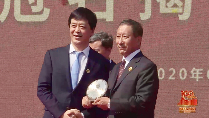 2020年，张思民董事长被授予“哈尔滨工业大学终身名誉校董”